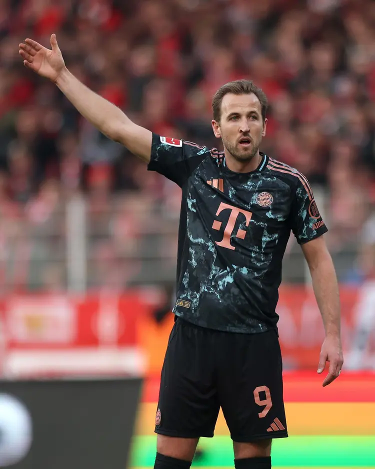 爱游戏体育-凯恩重返赛场，败北首场状态出色，加拿大队观众沸腾！