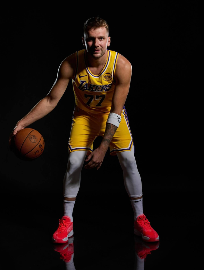 爱游戏体育-关于东契奇回归赛场，回归赛场首场状态亮眼，IG观众沸腾！的信息